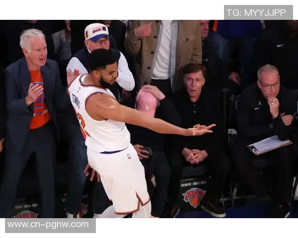 布克第三节强势回归5投4中砍下12分助力球队成功反超比分