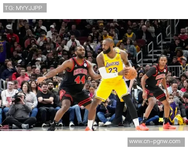 詹姆斯与太阳替补热聊JJ无奈错过雷迪克战术布置